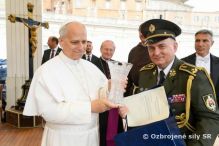 Slovenský generál odovzdal pápežovi dar